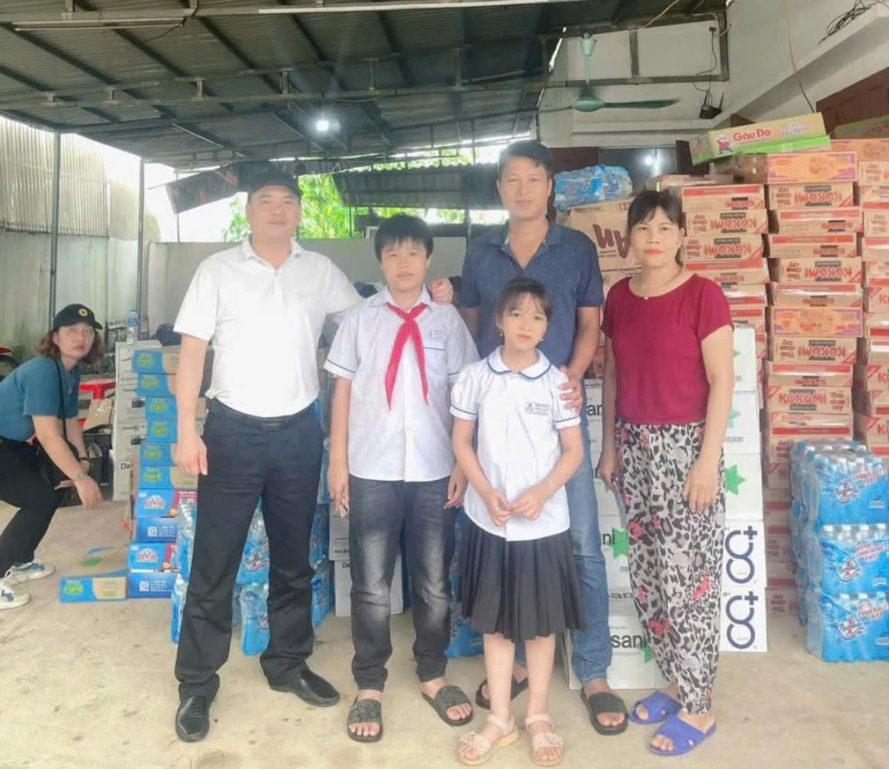 Em học sinh Lã Quốc Nhất và Lã Thị Ánh Phương trường TH Yên Lạc ủng hộ các bạn vùng lũ